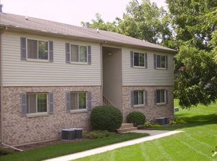 300 Woodridge Cir UNIT E, South Elgin, IL 60177