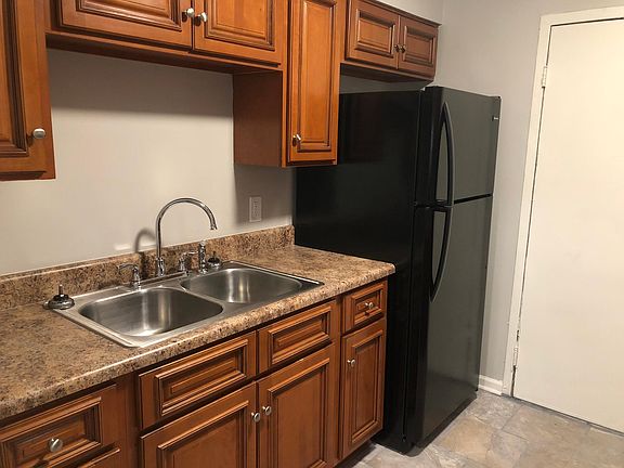 2nd image of 33 Gillman Ln #1
