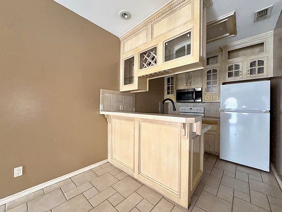 2nd image of 602 Buena Vista Dr #8