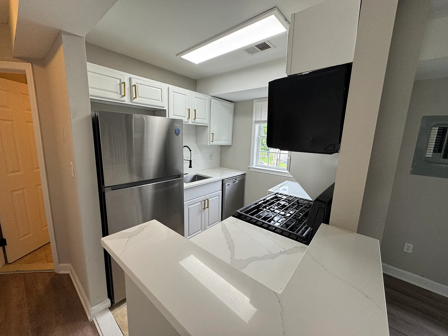2 bed, 1000 sqft, $2,000 — Photo 2