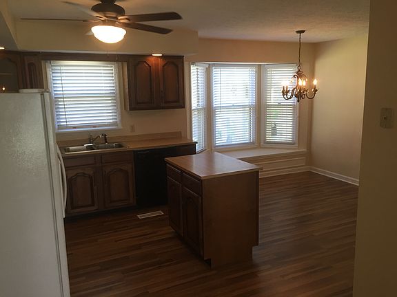 Eat in kitchen w/bay window