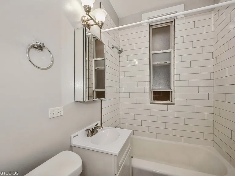 1915 N Winchester Ave #2E — Photo 9
