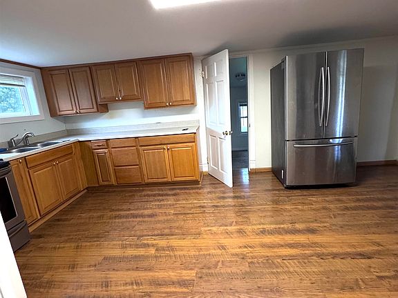 4th image of 403 N Oak St