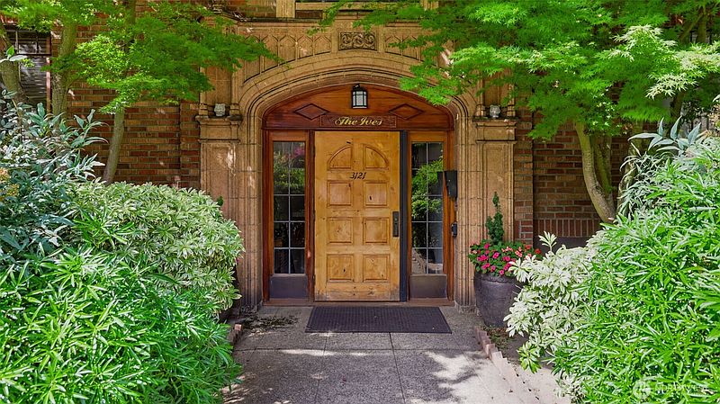 3rd image of 3121 Franklin Avenue E #23