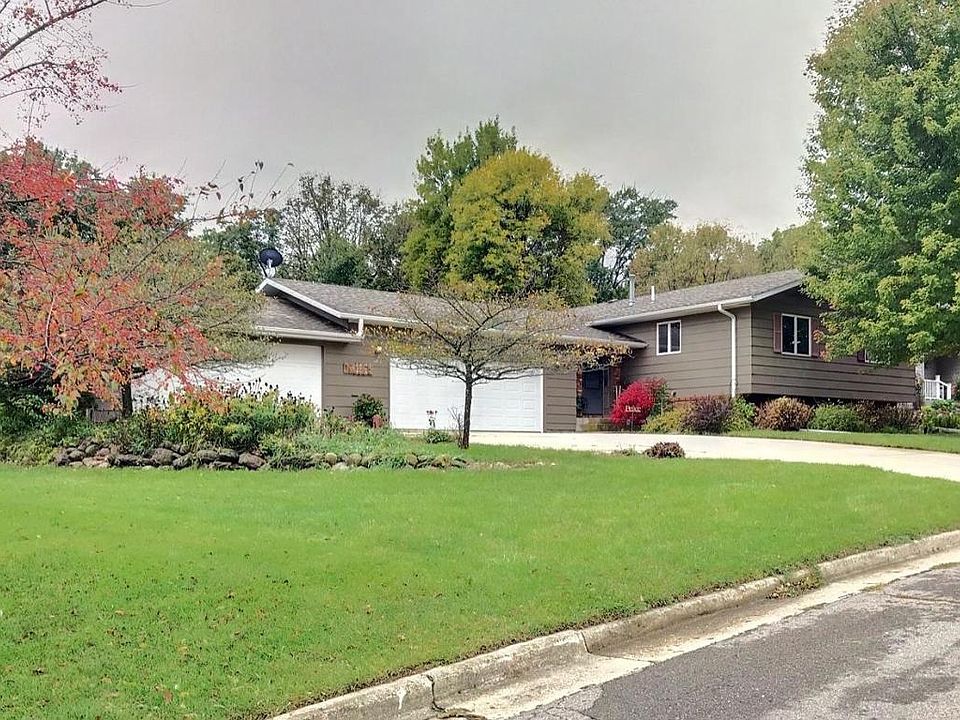 1st image of 16 Grandview Dr