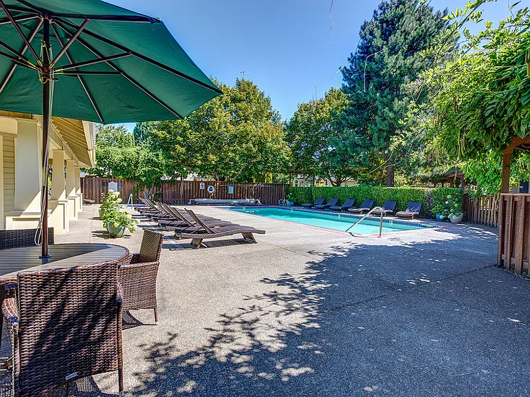 Commons at Hawthorn Village Apartments — Photo 7