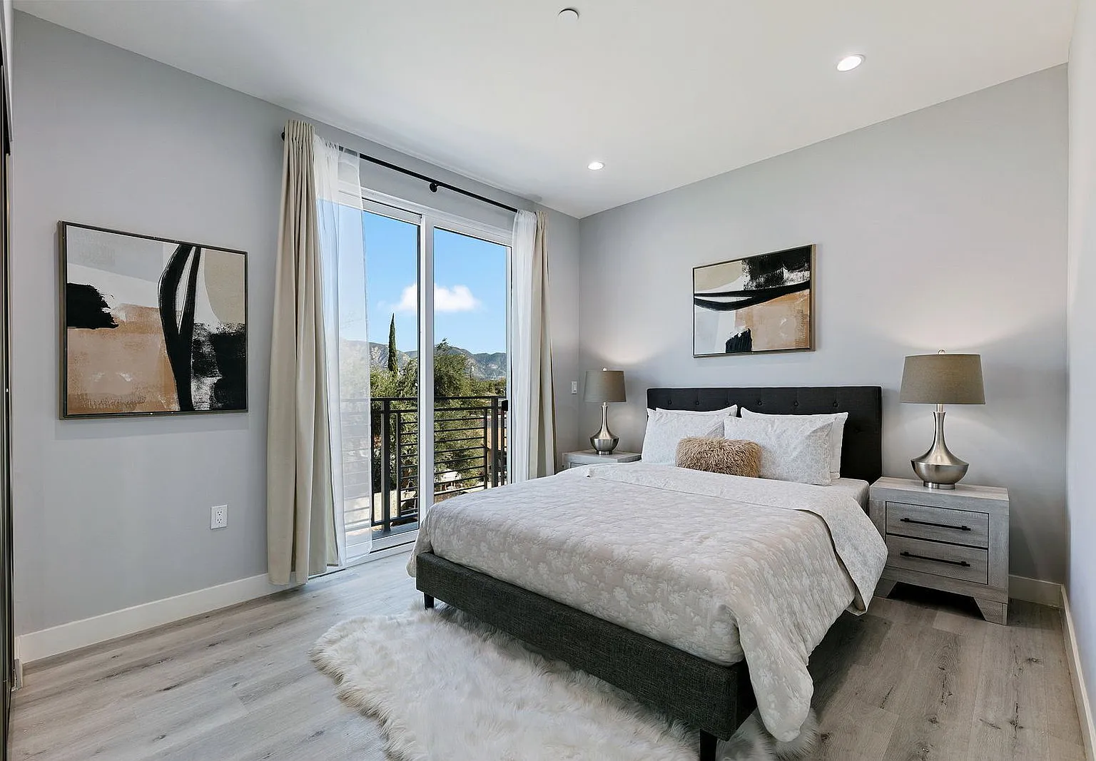 3 bed, 2.0 bath, 1050 sqft, $2,979 — Photo 2