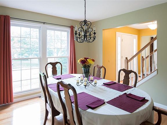 4th image of 14 Chaucer Cir