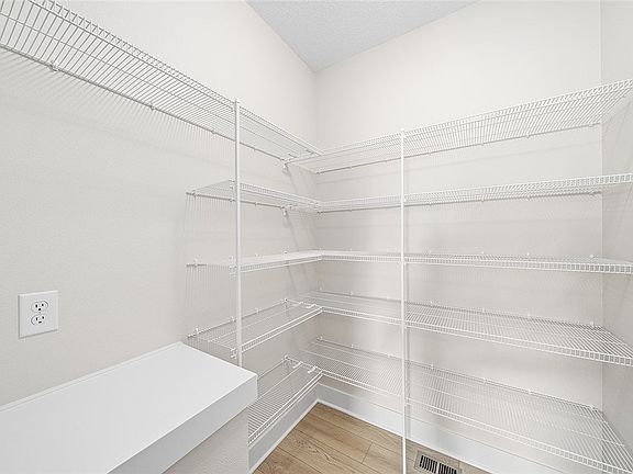 4th image of 2233 Green Leaf Cir