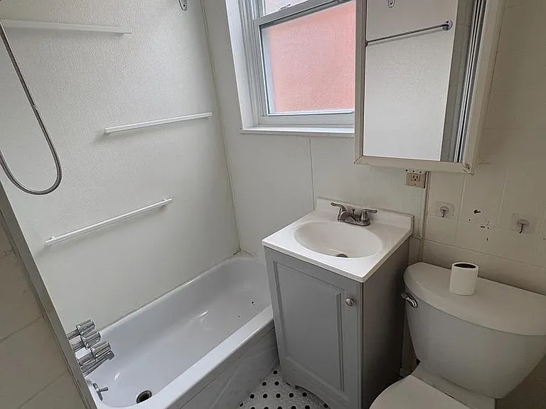 604 Hunter St — Photo 9