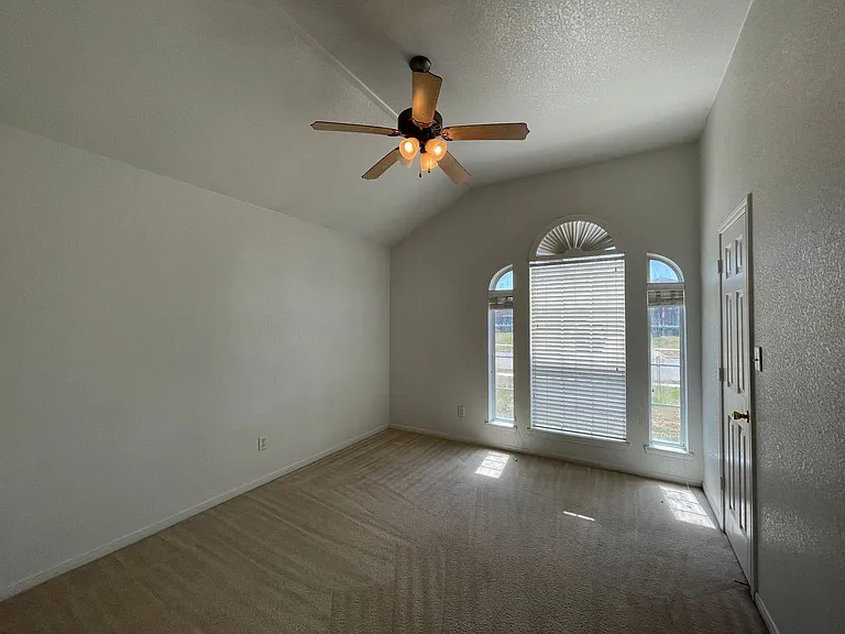 4205 Capri Dr — Photo 8