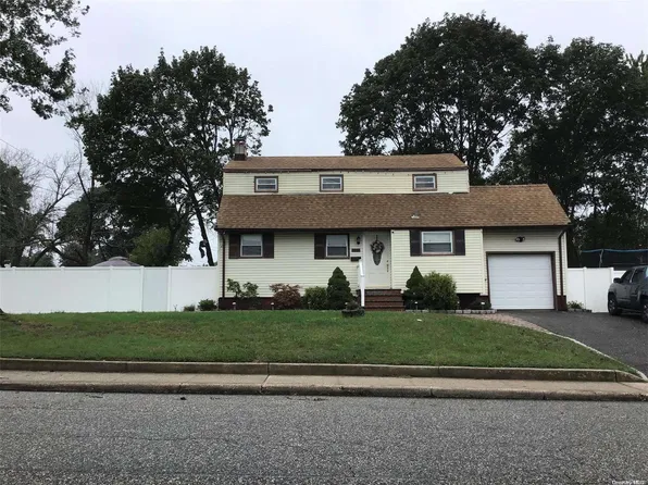 1701 Race Avenue, Medford, NY 11763