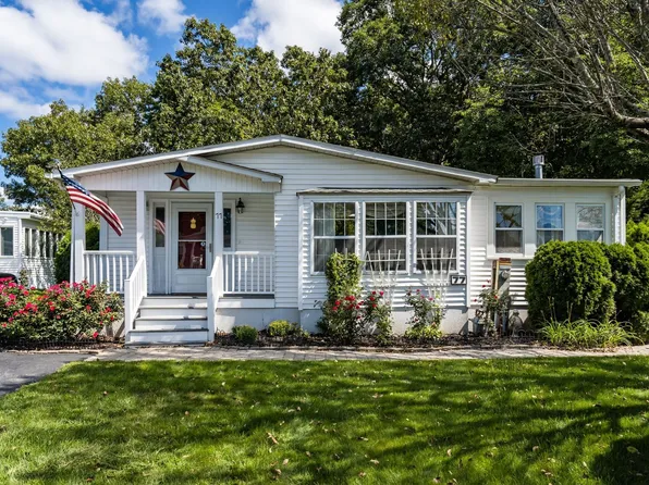 77 Leisurewoods Dr, Rockland, MA 02370