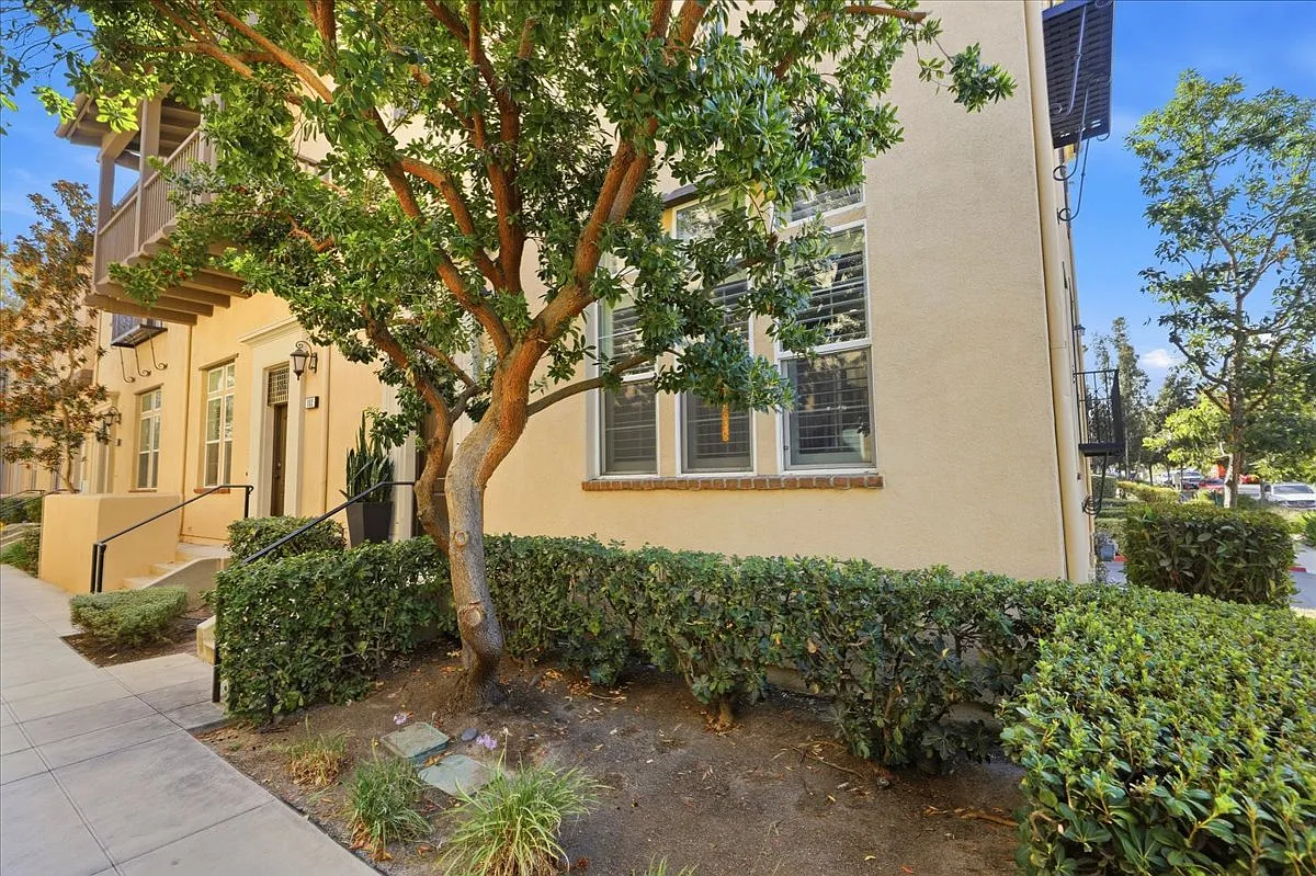 3 bed, 1825 sqft, $3,695 — Photo 4