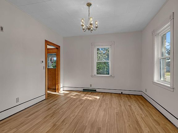 5th image of 441 Main St W