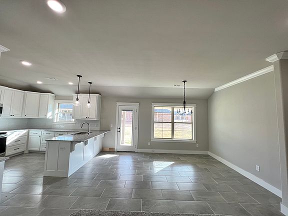 4th image of 916 Fair Oaks St