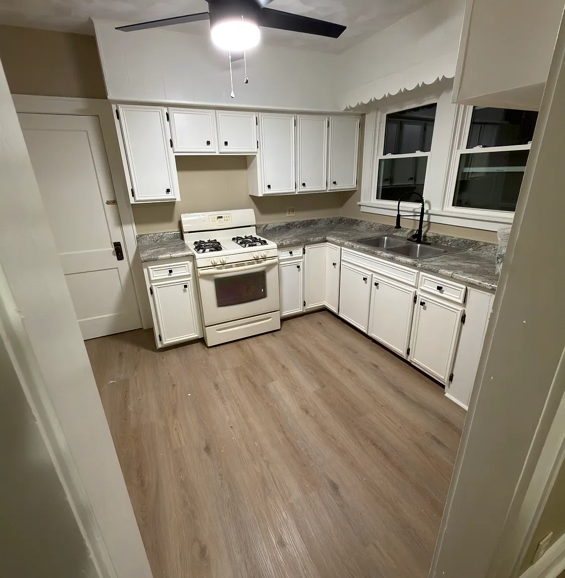 Newly Remodeled 2-Bedroom Apartment (1,050 sq ft) — Photo 4