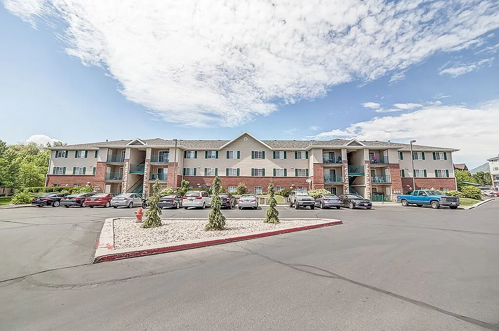 3 bed, 1006 sqft, $585 — Photo 1