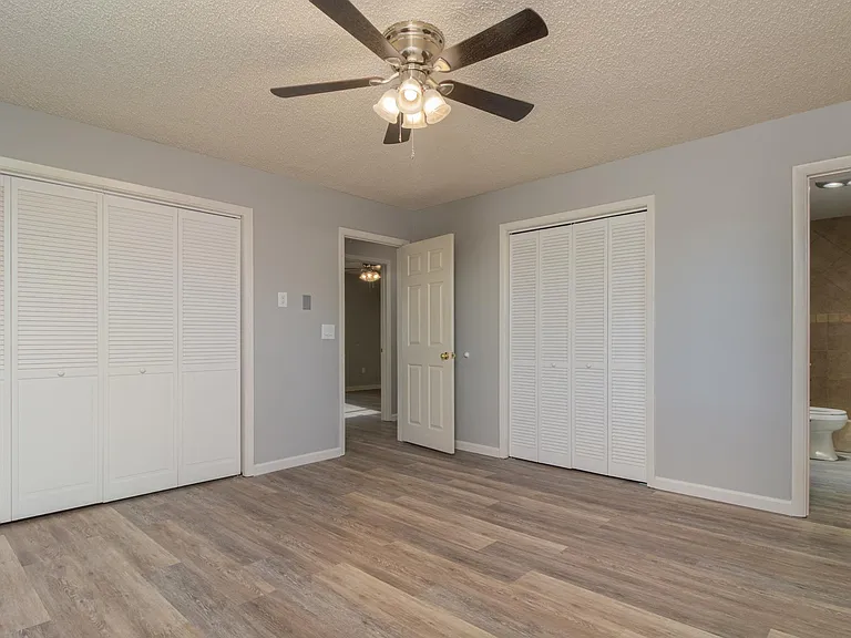 1910 Oak Hills Dr — Photo 3