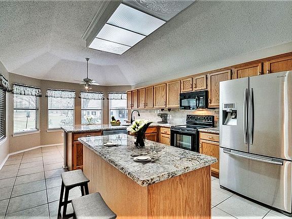 3rd image of 814 Forest Oaks Ln