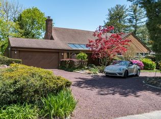 4 Candy Ln, Roslyn Heights, NY 11577