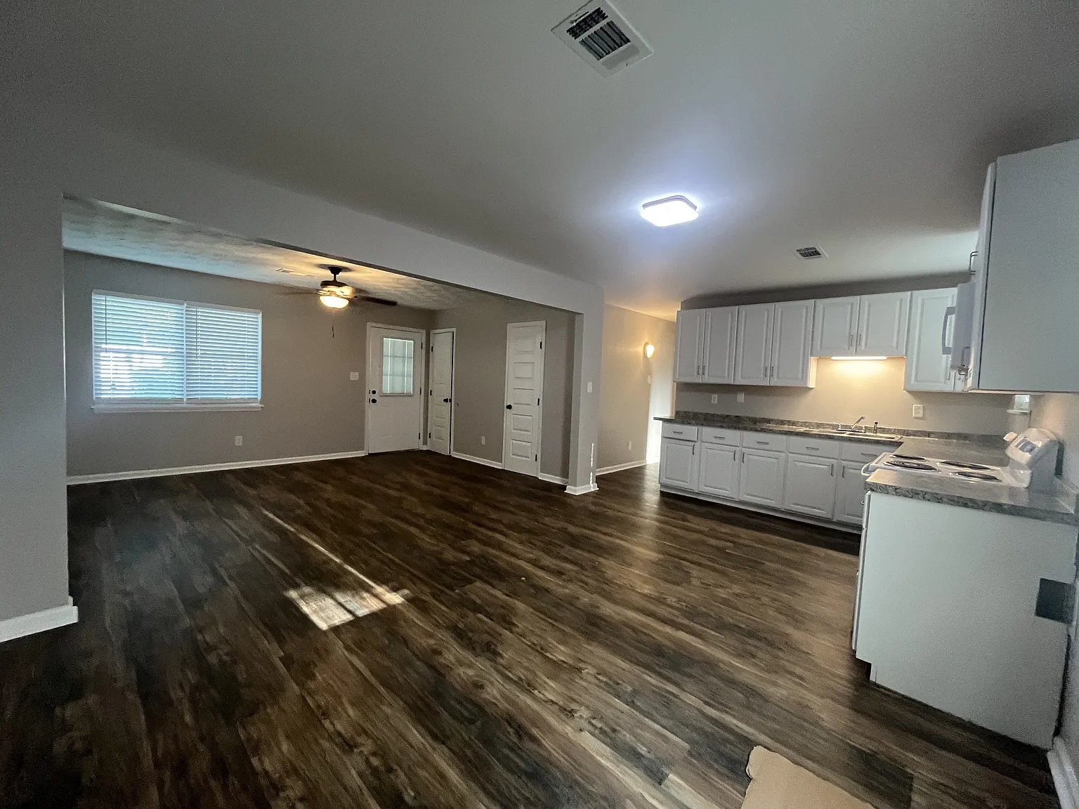 Edgewood Lane 1004 - 1 — Photo 3