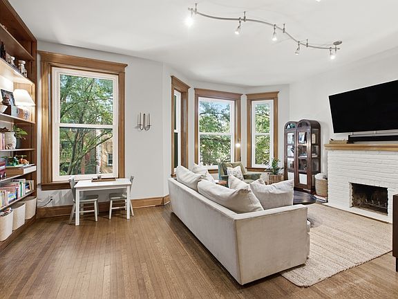2nd image of 833 W Buckingham Pl APT 3
