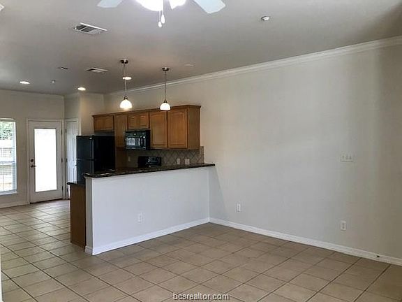 4th image of 305 Holleman Dr #901