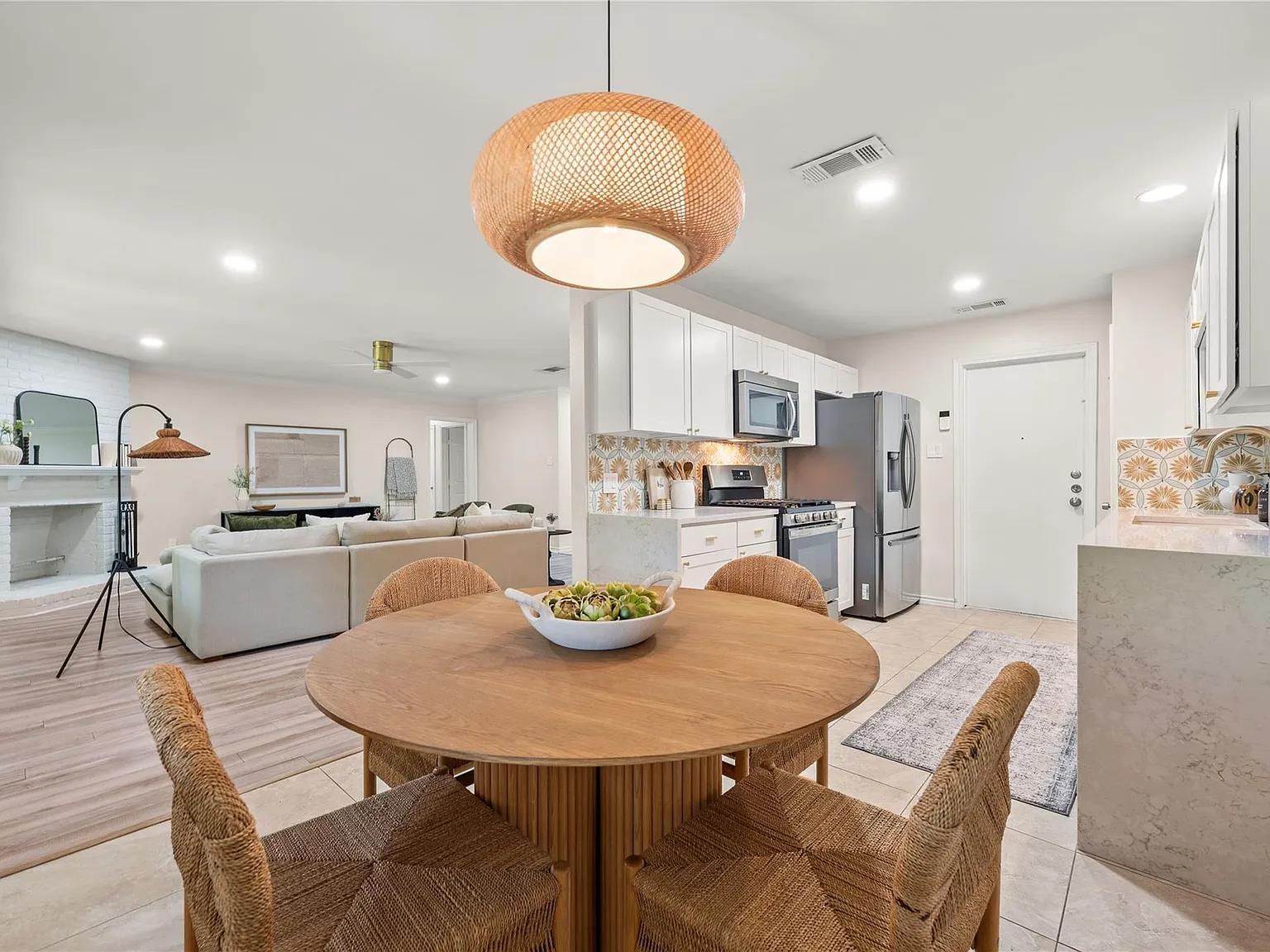 3 bed, 2.0 bath, 1380 sqft, $2,600 — Photo 3