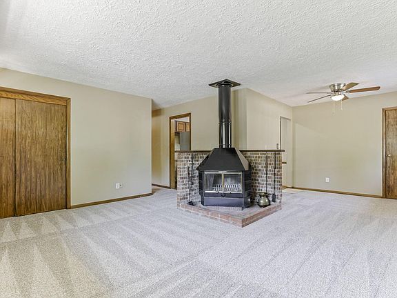 5th image of 332 E Stafford Ave