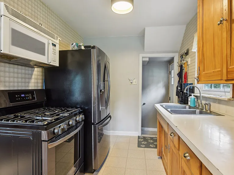 4145 Zenith Ave N — Photo 4