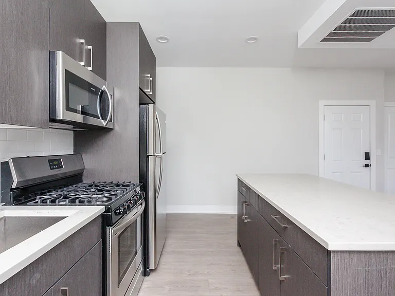 818 W 18th St #O4F — Photo 3