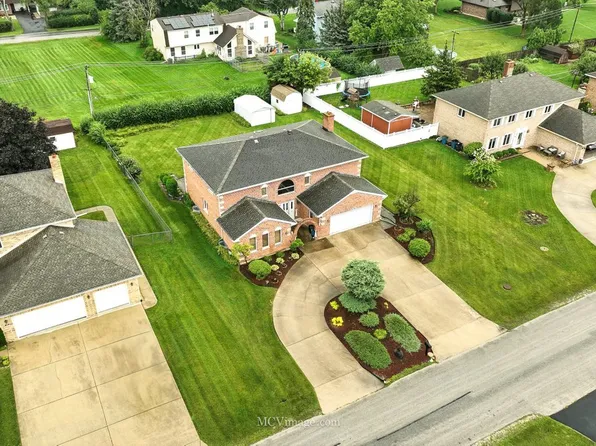 725 N 8th Ave, Addison, IL 60101