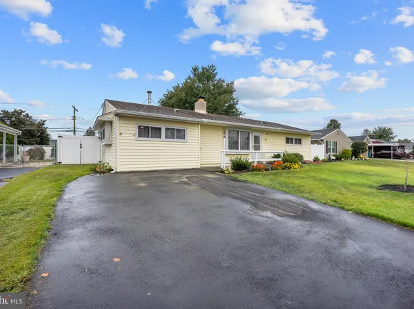 33 Graceful Ln, Levittown, PA 19055