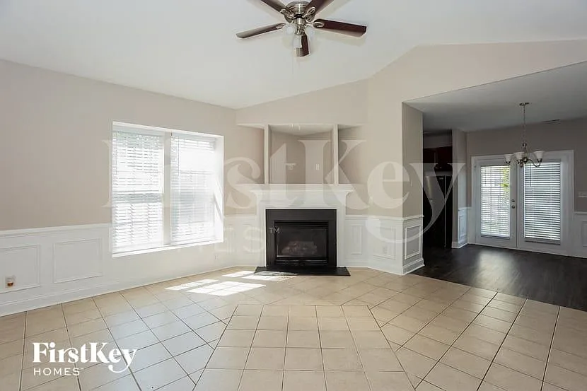 3 bed, 2.0 bath, 1300 sqft, $2,010 — Photo 4