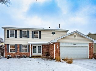 704 S Point Dr, Schaumburg, IL 60193