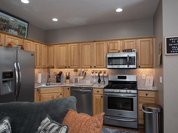 4th image of 584 BAKER Drive