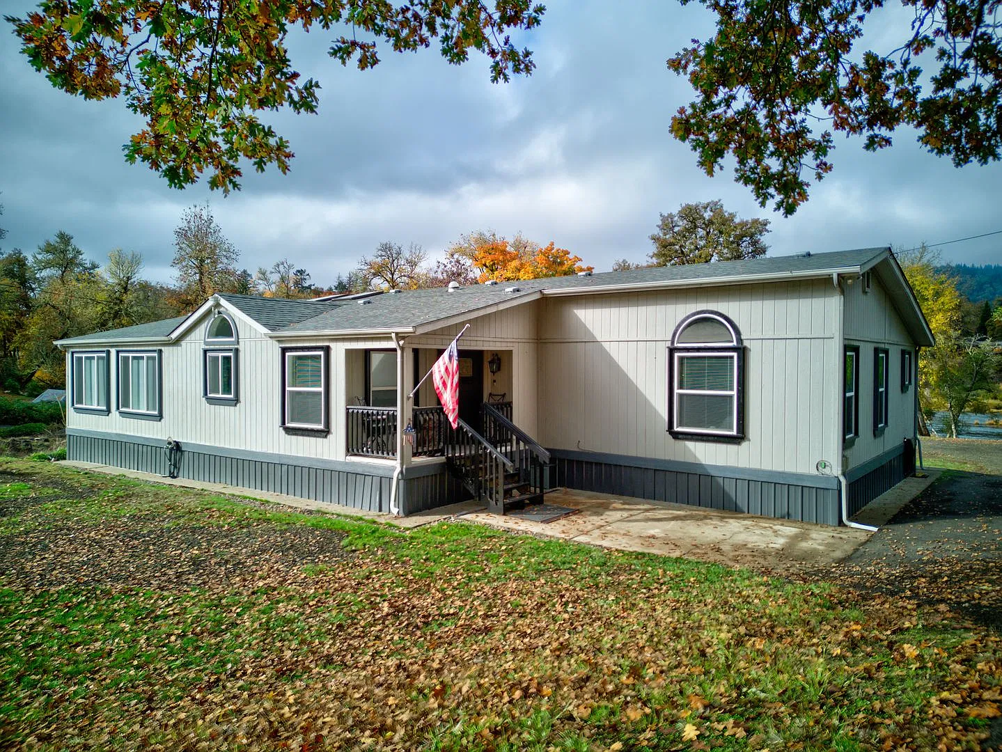 5 bedroom home on the North Umpqua River — Photo 1