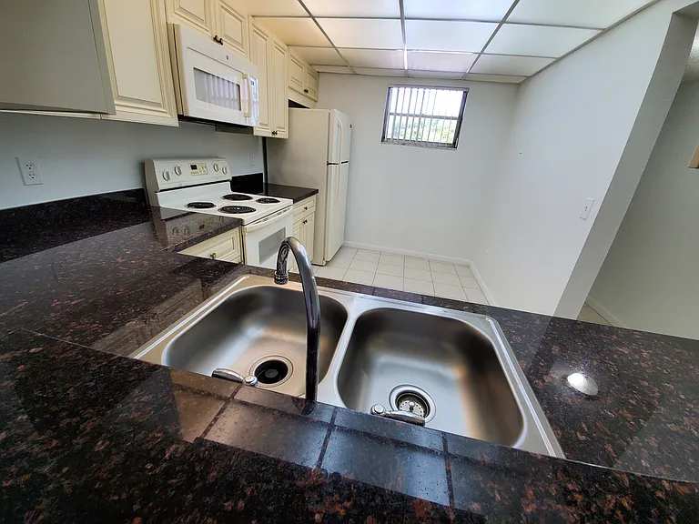 Sherwood Square Apartments — Photo 18