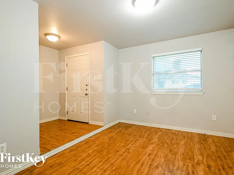 302 Shorewood Dr — Photo 5