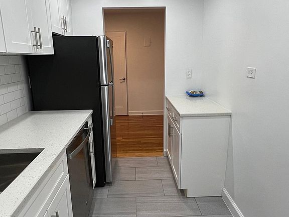 5th image of 13524 Hoover Ave #44