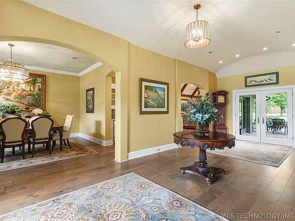 5th image of 3821 N Country Club Cir