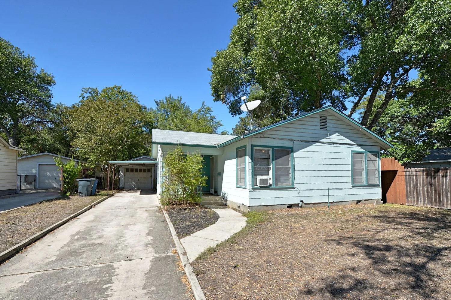 2 bed, 1.0 bath, 979 sqft, $1,300 — Photo 2
