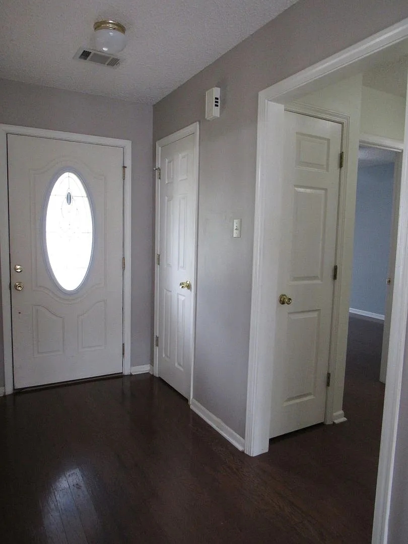 3 bed, 2.0 bath, 1849 sqft, $1,825 — Photo 2
