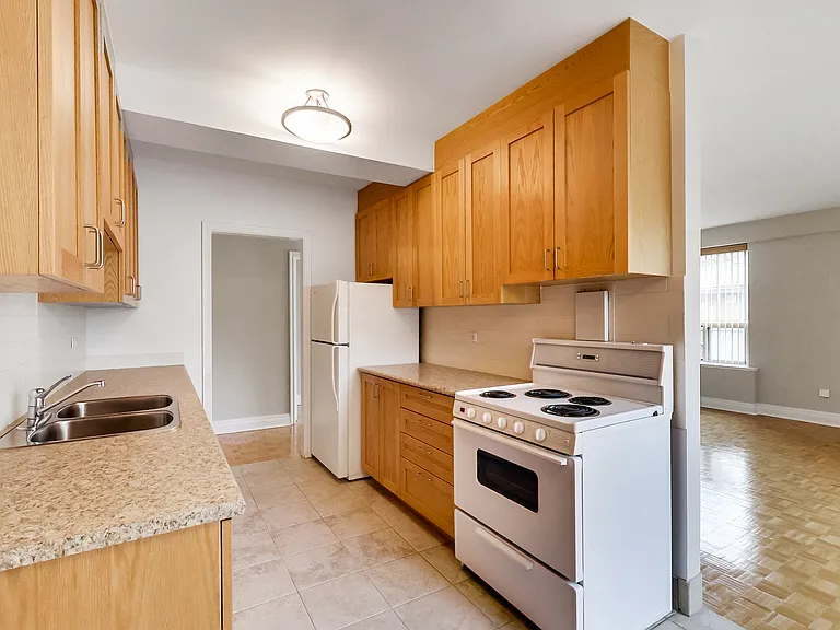 2100 Bathurst St #308 — Photo 43