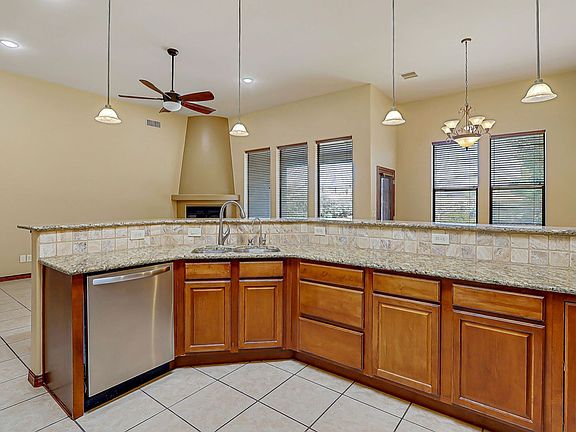 4th image of 1910 San Fernando Dr