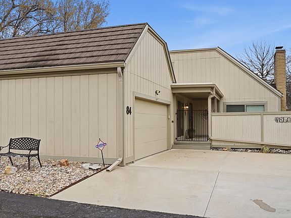 3rd image of 84 SW Pepper Tree Ln