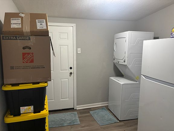 3rd image of 910 Belmont Ave