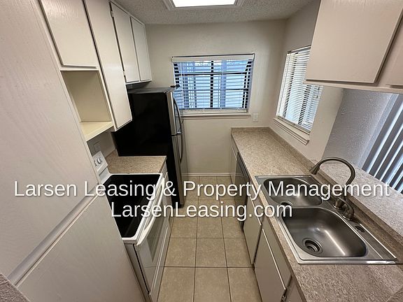 5th image of 612 Bellaire Dr APT A