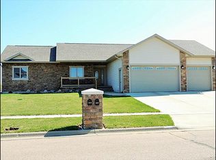 1321 Golf View Ln, Yankton, SD 57078